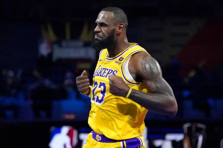 NBA直播-勒布朗・詹姆斯计划与湖人续约两年，篮球传奇延续